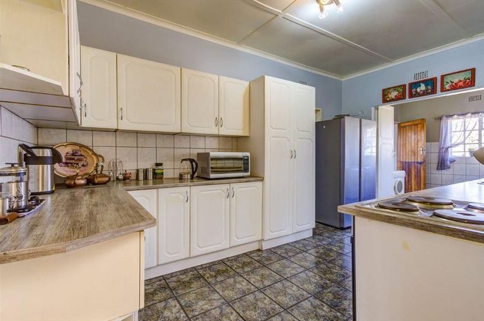 For Sale: House in Dalpark Proper with dual kitchens, spacious lounges, and ample parking.