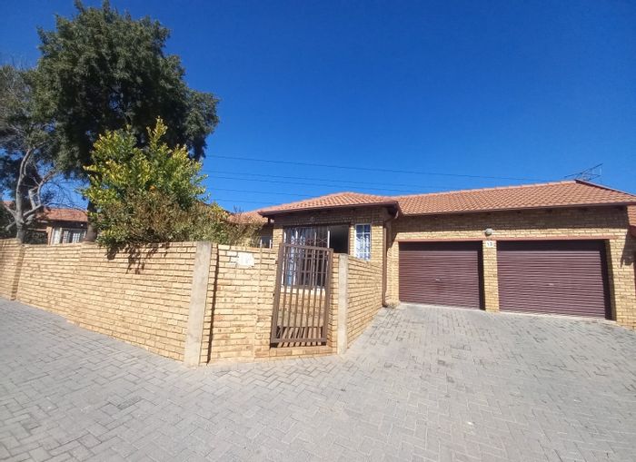 Kosmosdal Townhouse For Sale: 3 Bedrooms, secure estate, clubhouse, pet-friendly.