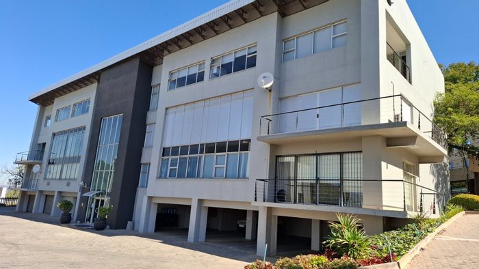 Kyalami Commercial Office Space To Rent: Secure park, flexible layouts, great connectivity.