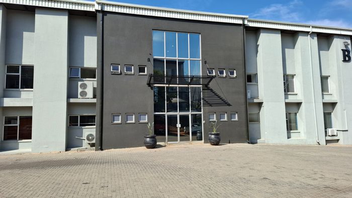 Kyalami Commercial Office To Rent: Flexible spaces, 24/7 security, highway access.