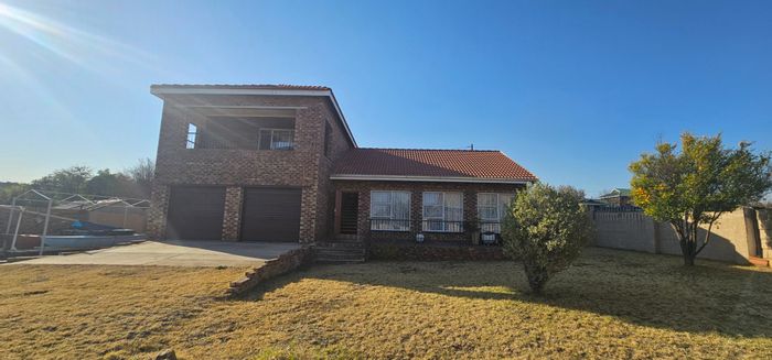 House For Sale in Vaal Marina Central: 3 beds, dam views, double garage.