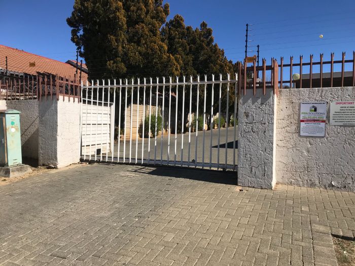 Uitsig Townhouse For Sale: Secure complex, open plan, ideal for first-time buyers.