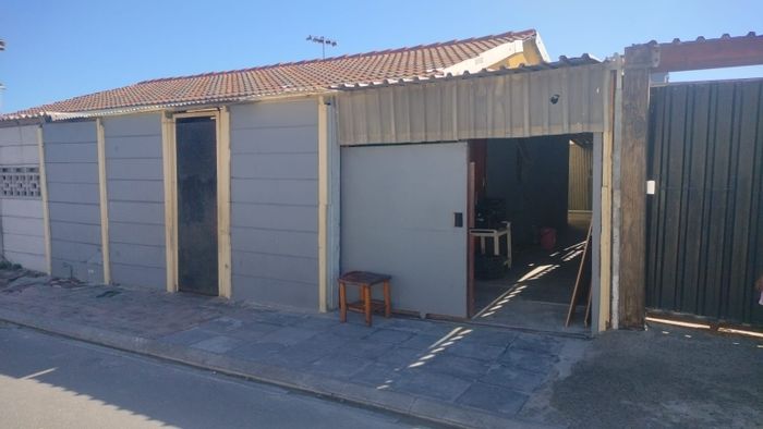 Two-bedroom house for sale in Lavender Hill with yard and secure parking.