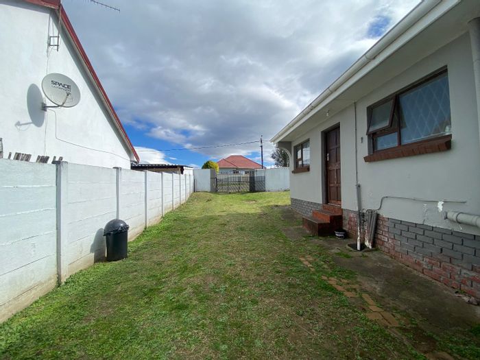 For Sale: 3-Bedroom House in Cambridge West with Garage and Secure Yard.