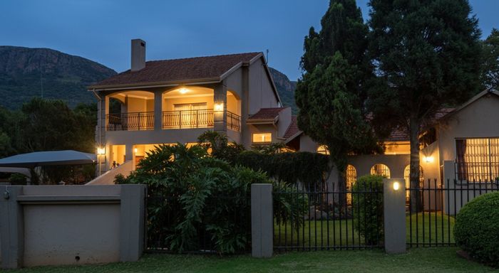 Schoemansville House For Sale: Spacious dual entrance, pool, versatile layout, pet-friendly garden.