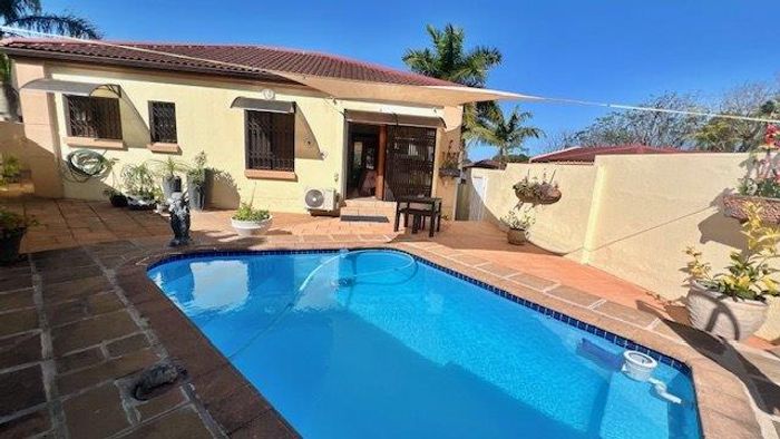 For Sale: Uvongo Townhouse with splash pool, security, and pet-friendly amenities.