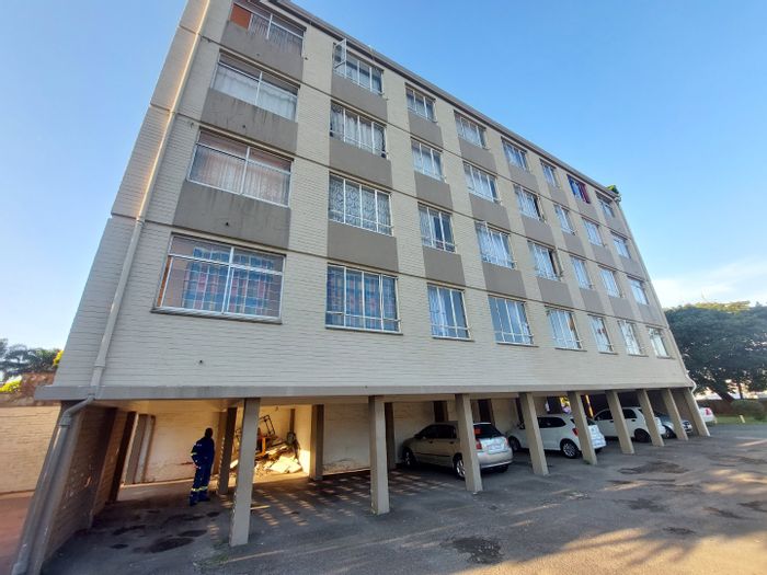 Essenwood Apartment To Rent: Open plan living, close to amenities, parking available.