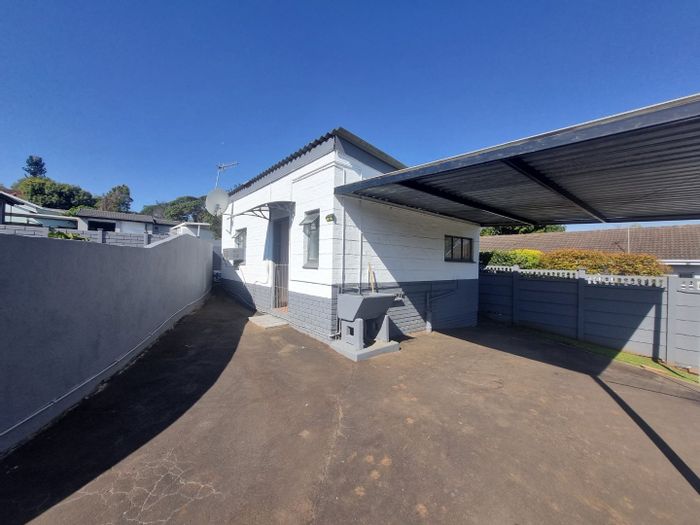 1-Bedroom Apartment in Hayfields To Rent with Covered Carport and Prepaid Electricity.