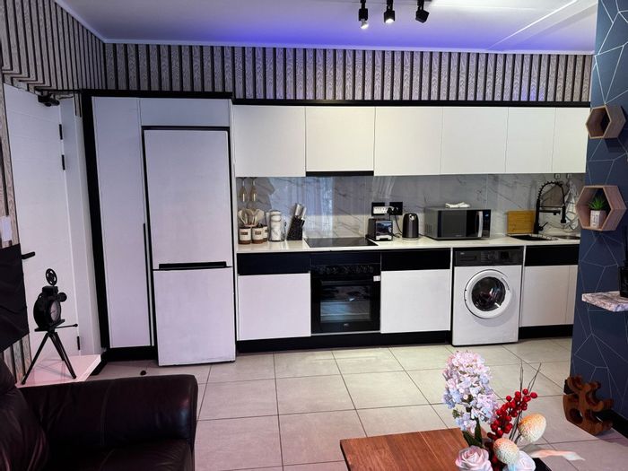 Crowthorne AH Apartment To Rent: Smart home features, pool, secure living, prime location.
