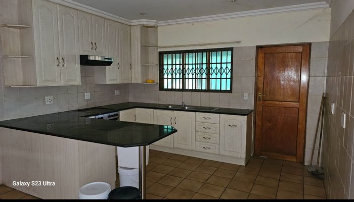 Elandsrand House For Sale: 3 Bedrooms, 2 Bathrooms, Spacious 900 m² Lot.