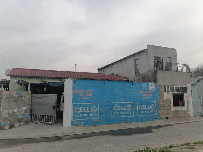 Delft South House For Sale: 5 bedrooms, 3 living areas, parking for 2 cars.