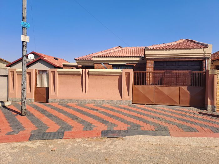 Doornkop House For Sale: 3 Bedrooms, spacious yard, cottage potential, move-in ready.