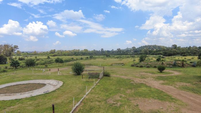 Elandsheuwel Farm For Sale: Multiple residential units, pools, irrigation, and extensive amenities.
