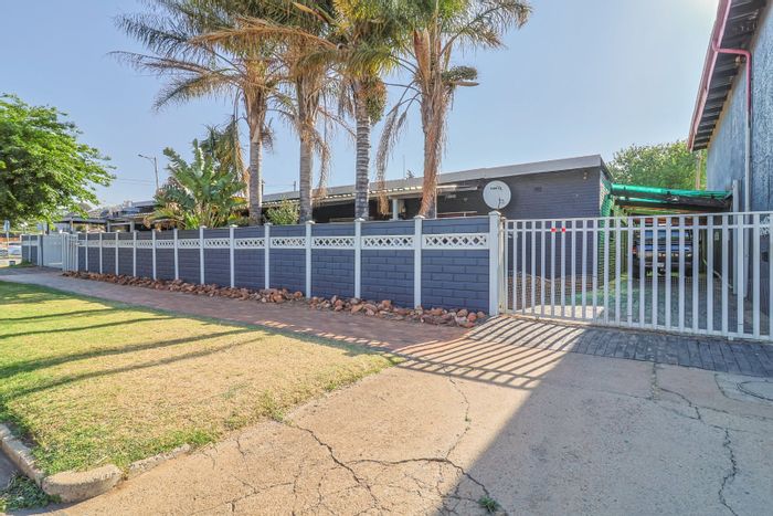 Krugersdorp West House For Sale: 5 bedrooms, flatlet, no loadshedding, security features.