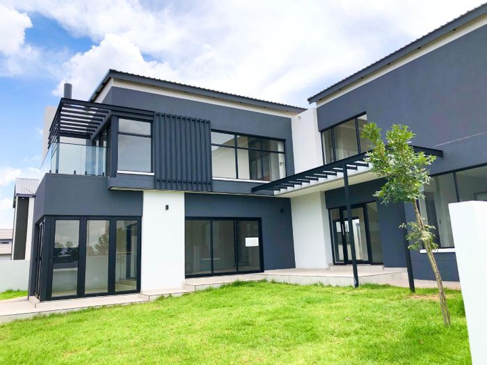 For Sale: House in Fountainbrook Estate with 3 ensuites, open-plan living, security.