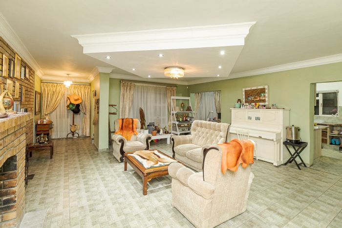 Devon Park House For Sale: 4 bedrooms, entertainment area, flatlet, spacious backyard.