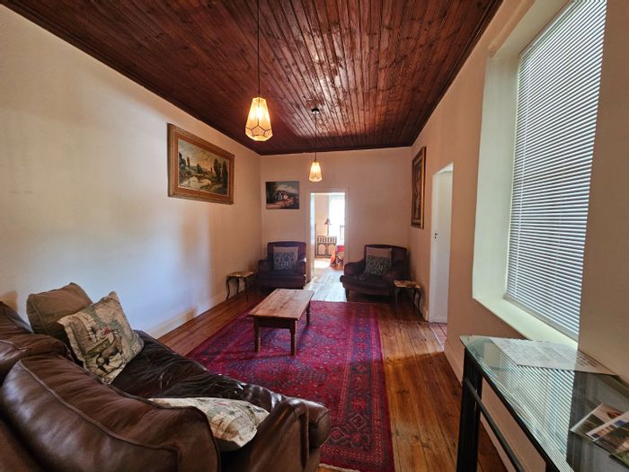 For Sale: House in Albertinia Central with 4 bedrooms, flatlet, and garden.