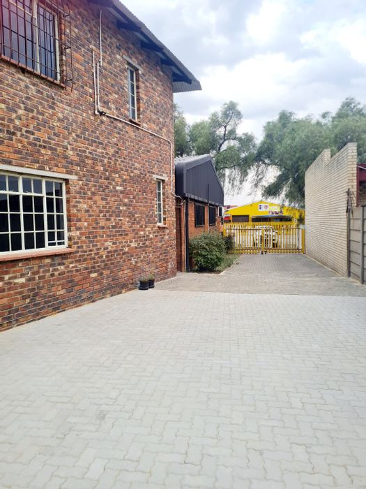 To Rent: Versatile commercial building in Sasolburg Central with ample office spaces.