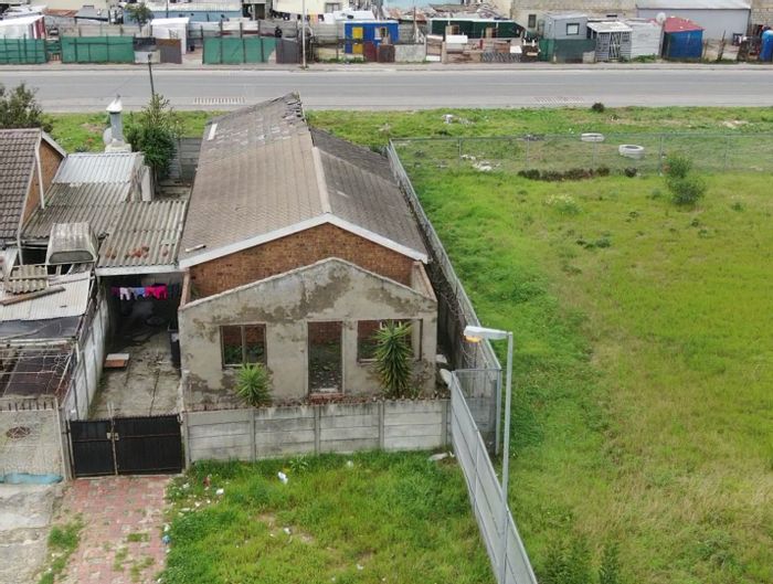 3 Bedroom house with flatlet for sale in Scottsdene, ideal for investment.