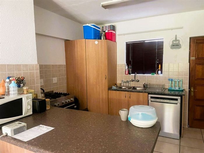 Pomona Townhouse For Sale: 2 bedrooms, open-plan living, near schools and shops.