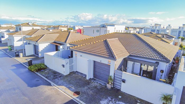 Parklands North House For Sale: 2 beds, garage, security, low-maintenance garden.