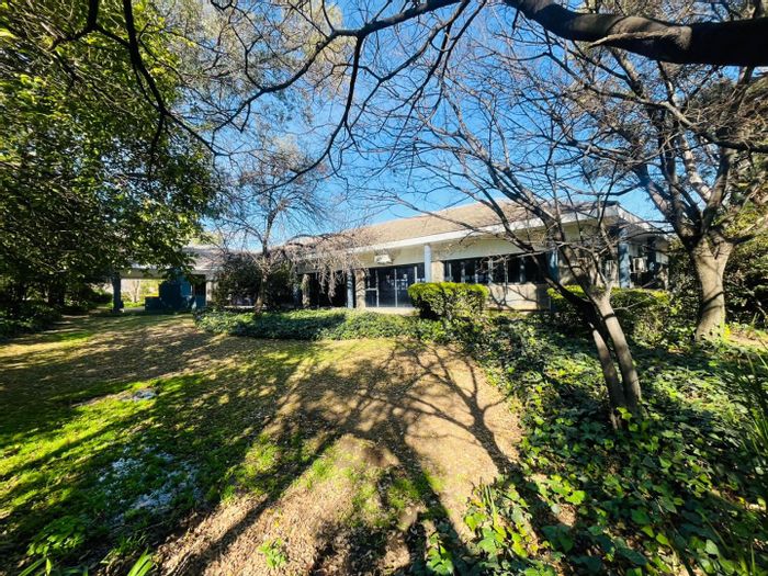 Commercial space to rent in Woodmead, 1245m², secure park, ample parking.