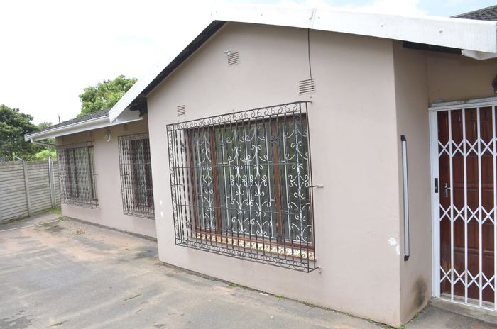 House For Sale in Moorton: 3 Bedrooms, Garage, Large Yard, Private Driveway.