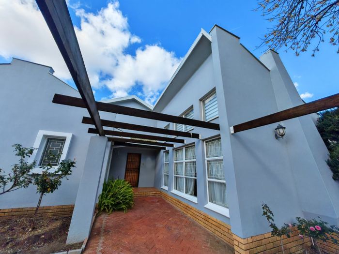 Heuwelsig House For Sale: 5 bedrooms, splash pool, bachelor flat, double garage.