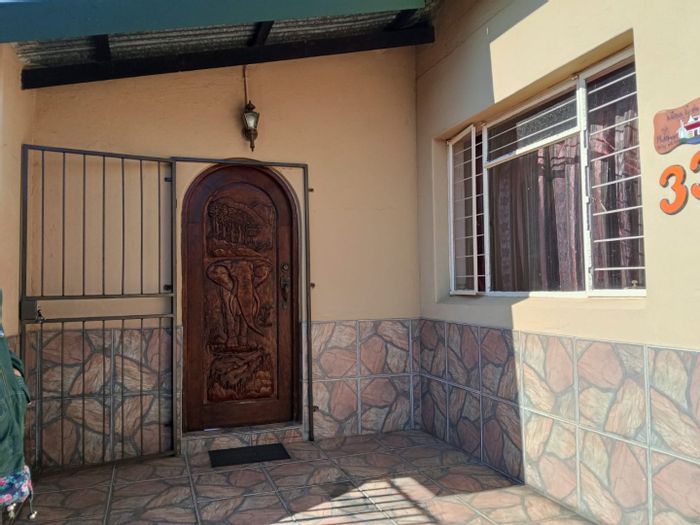 For Sale: House in Krugersdorp West with 3 bedrooms, spacious yard, and garages.