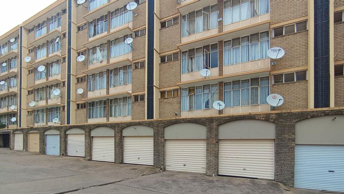 2.5 Bedroom Apartment For Sale in Gezina with garage, near schools and transport.