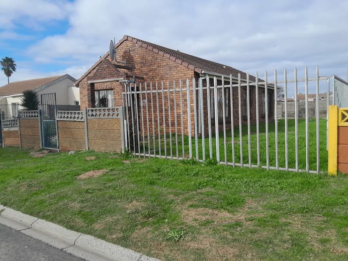 Hillview House For Sale: 3 Bedrooms, enclosed yard, security features, renovation potential.