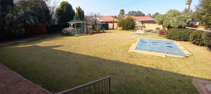 House For Sale in Vaal Marina Central: 4 beds, pool, patio, waterfront access.