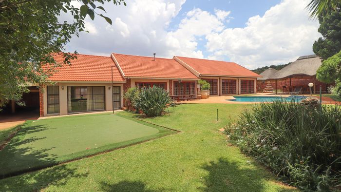 Doringkruin House For Sale: 4 beds, pool, entertainment area, borehole, spacious garden.