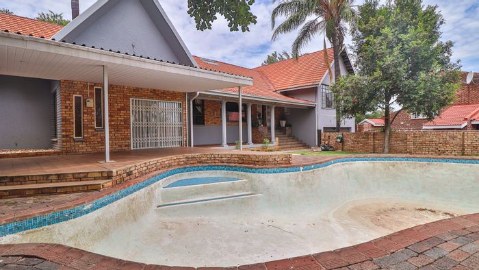 Spacious 5-bedroom house in Wilkoppies with 4 garages and outdoor living. For Sale.