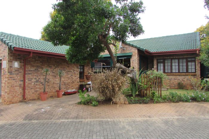 For Sale: House in White River Ext 18 with garden, garage, and community center access.