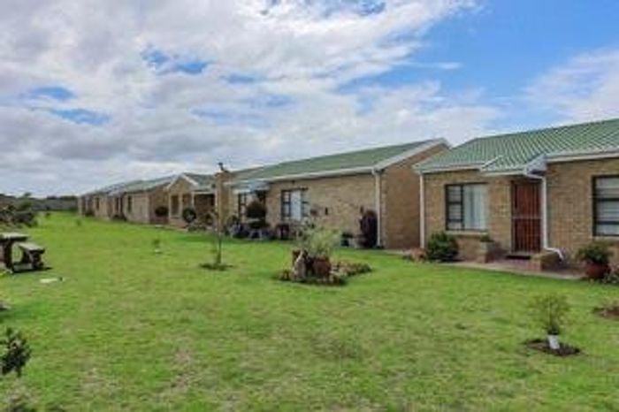 Jeffreys Bay Central House For Sale: Life rights, security, gardens, close to amenities.