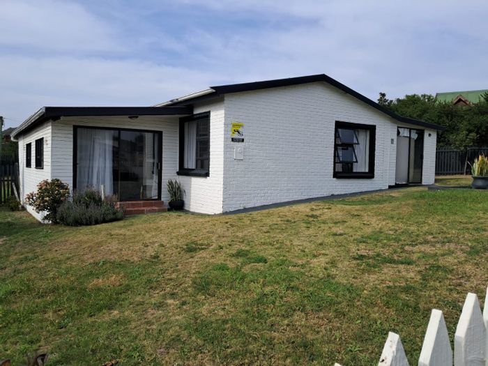 For Sale: Spacious 4-bedroom house in Sedgehill with versatile living spaces.
