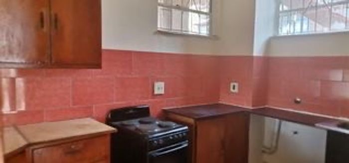 Sunnyside Apartment For Sale: 3 bedrooms, secure complex, near shopping and amenities.