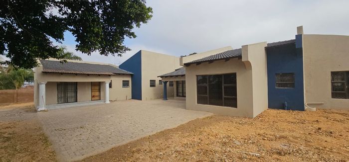 Bachelor apartment in Louis Trichardt Central, includes water, electricity, and borehole.