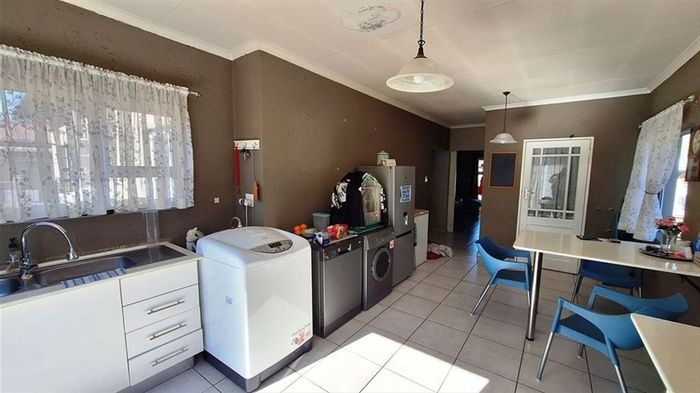 For Sale: House in Comet with 3 beds, granny flat, and 4-car garage.