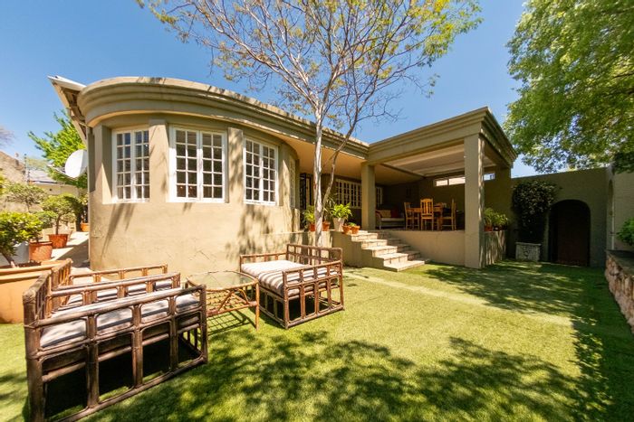 For Sale: House in Parkhurst with pool, cottage, inverter, and secure parking.