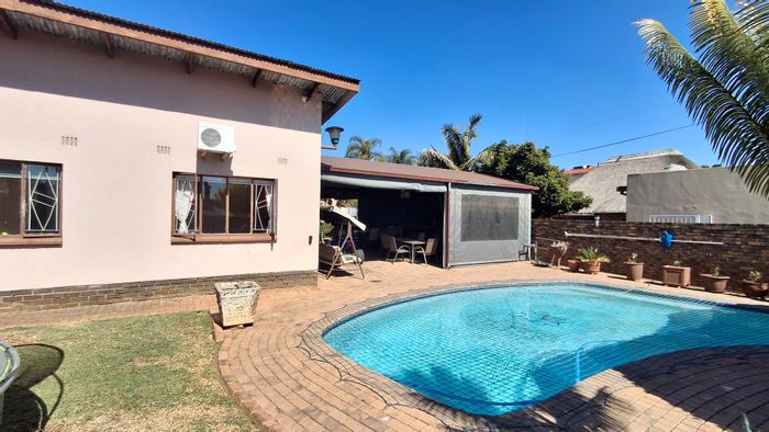 5-Bedroom House For Sale in Pretoria Gardens with pool, bar, and spacious layout.