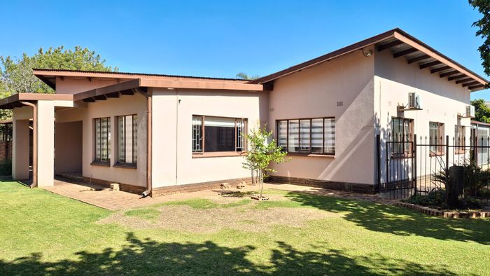 5-Bedroom House For Sale in Pretoria Gardens with pool, bar, and spacious layout.