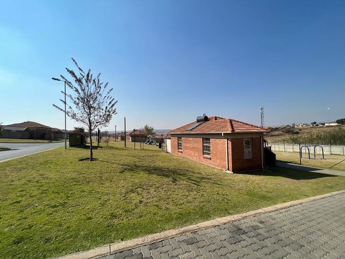 Olievenhoutbosch Townhouse For Sale: 2 beds, secure estate, low-maintenance yard.
