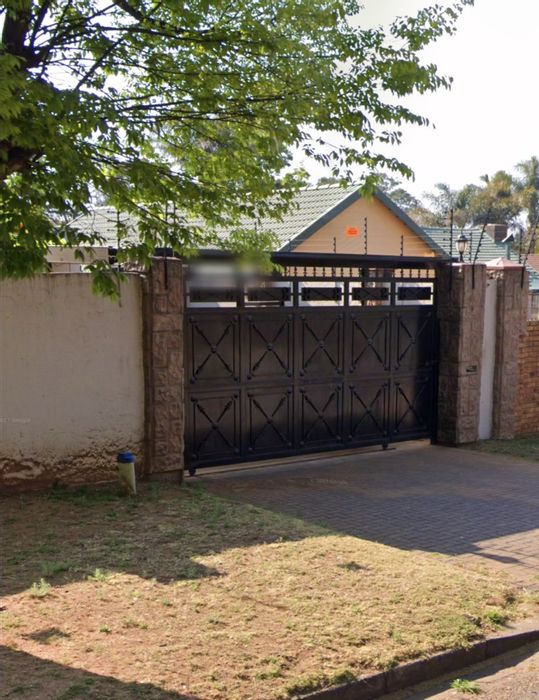 Rynfield AH House For Sale: 3 beds, pool, flatlet, large garden, renovation potential.