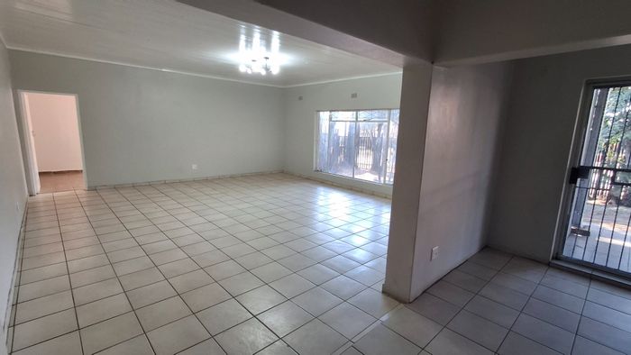 For Sale: House in Pretoria Gardens with 4 bedrooms, flatlet, pool, and ample parking.