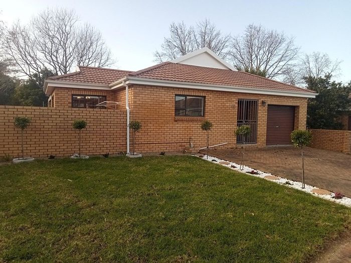 2 Bedroom House To Rent in George East, with secure parking and low-maintenance garden.