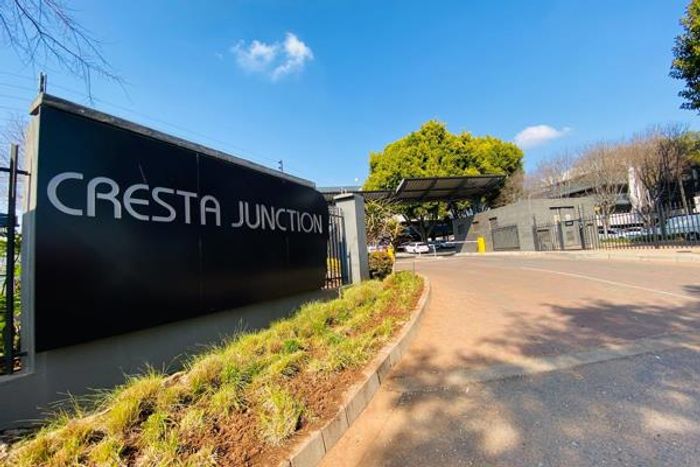 Cresta Commercial Suite 204 To Rent: Prime location, amenities, and convenient access.