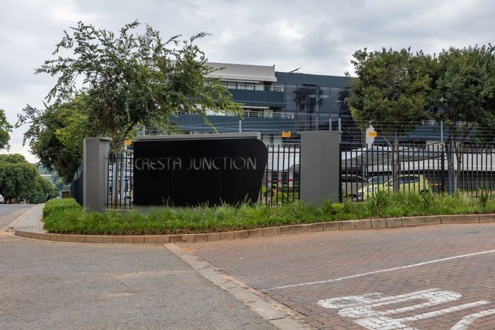 Cresta commercial office suite to rent with amenities and prime location.