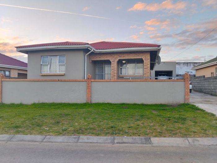 5-Bedroom House For Sale in Mdantsane with secure parking and spacious yard.